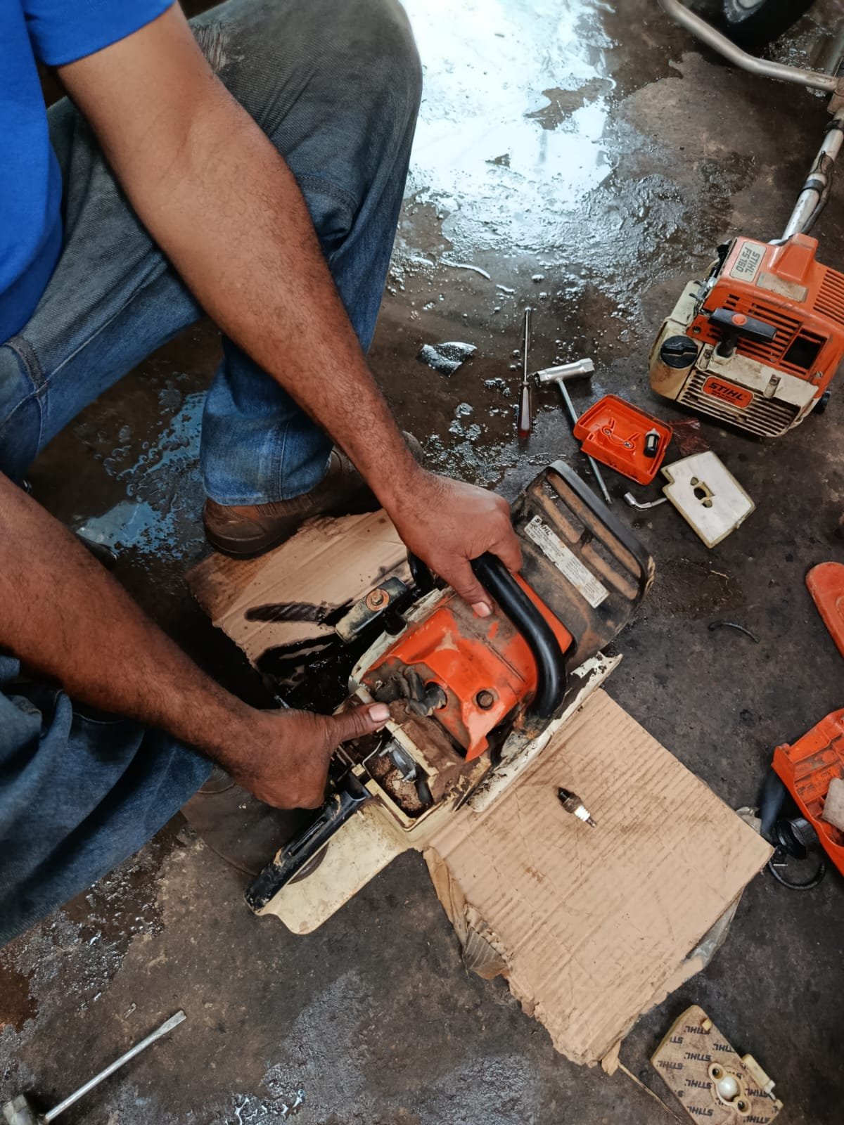 Mecânicos trabalhando